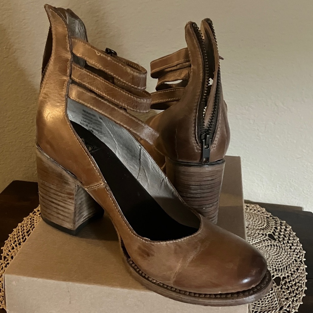 Freebird by Steven Randi Size 10 tan leather.